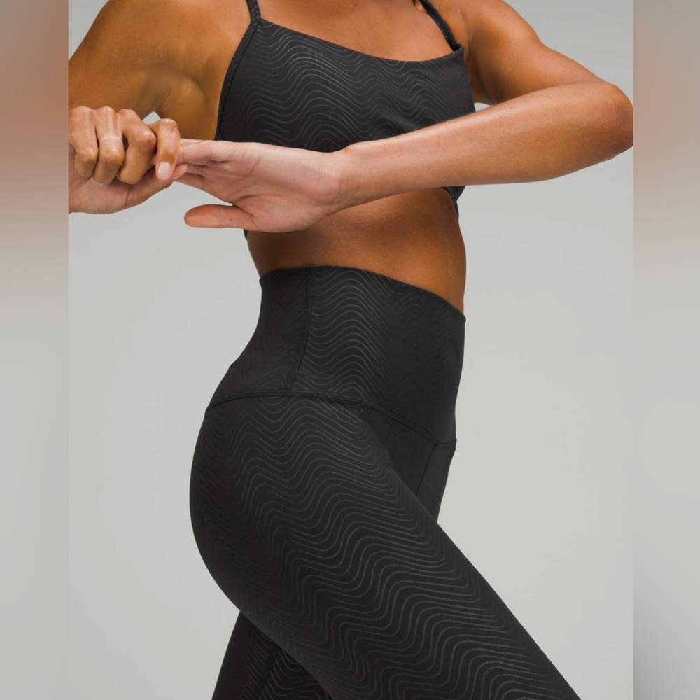Align High-Rise Crops 23”. Aqueous Emboss Black.   New With Tags.   Size 6  VHTF